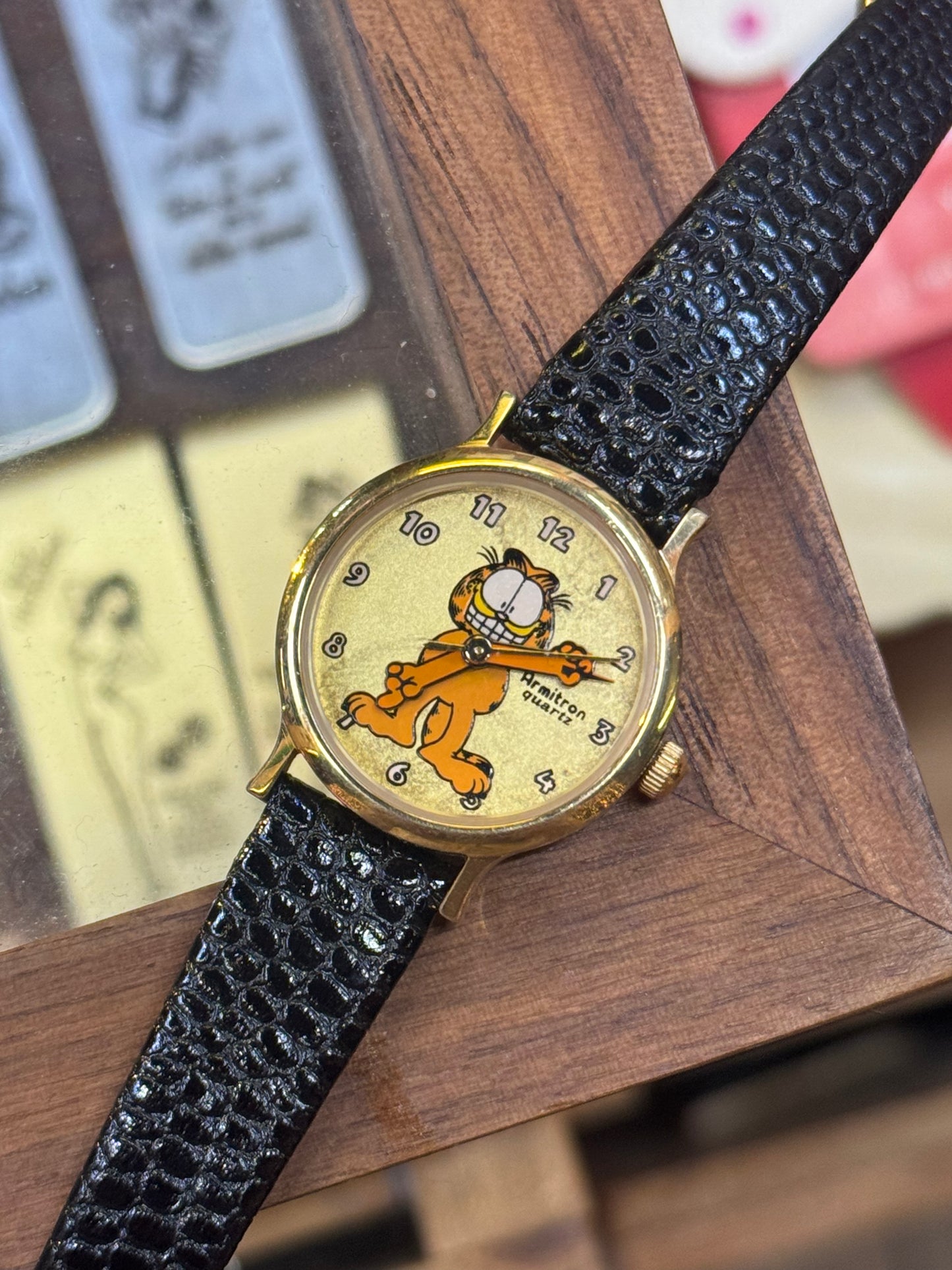 Vintage Armitron Garfield Cat hands up watch
