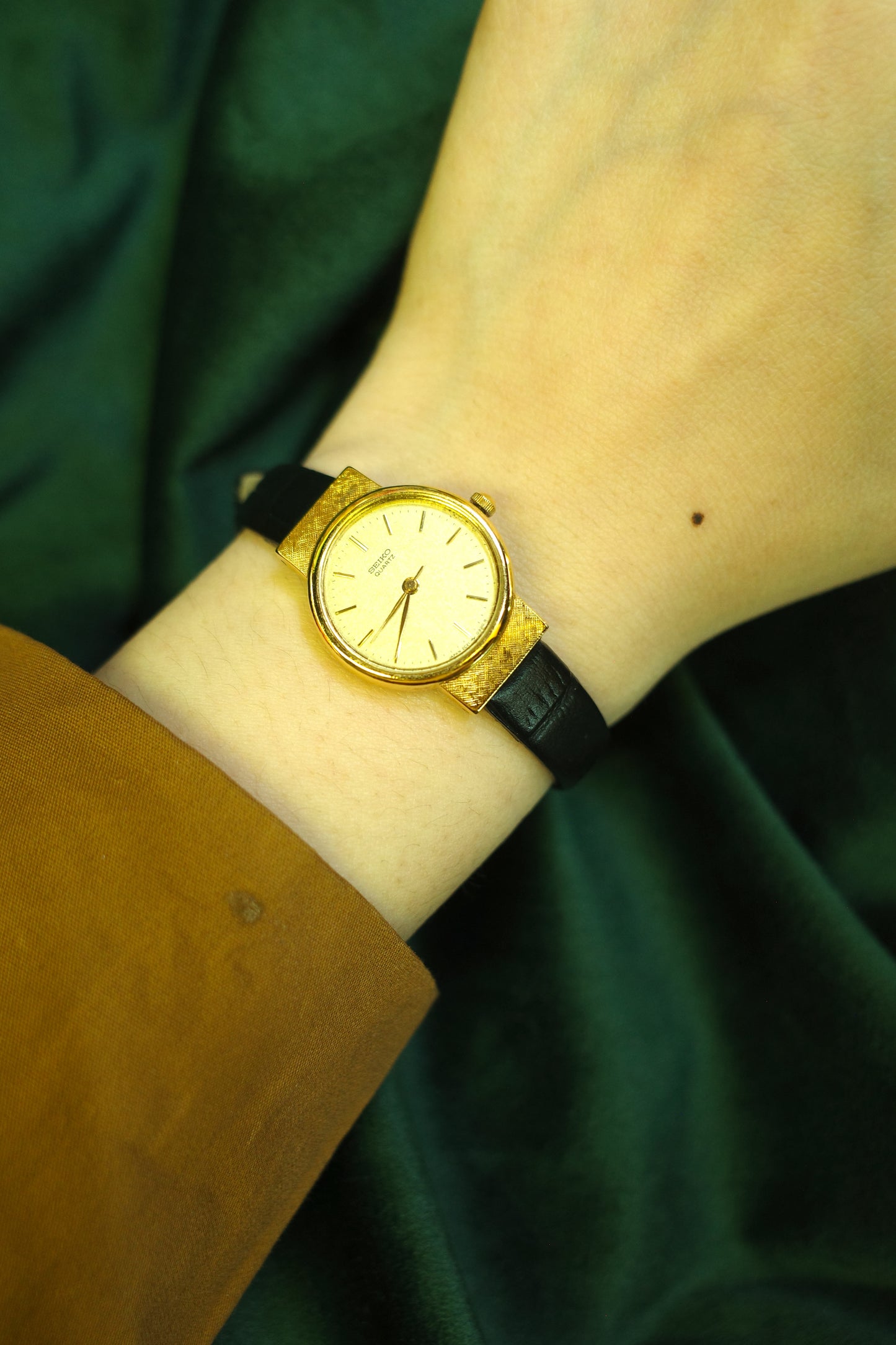 Vintage SEIKO 1982 round dial leather Ladies Quartz watch 2c21-0060