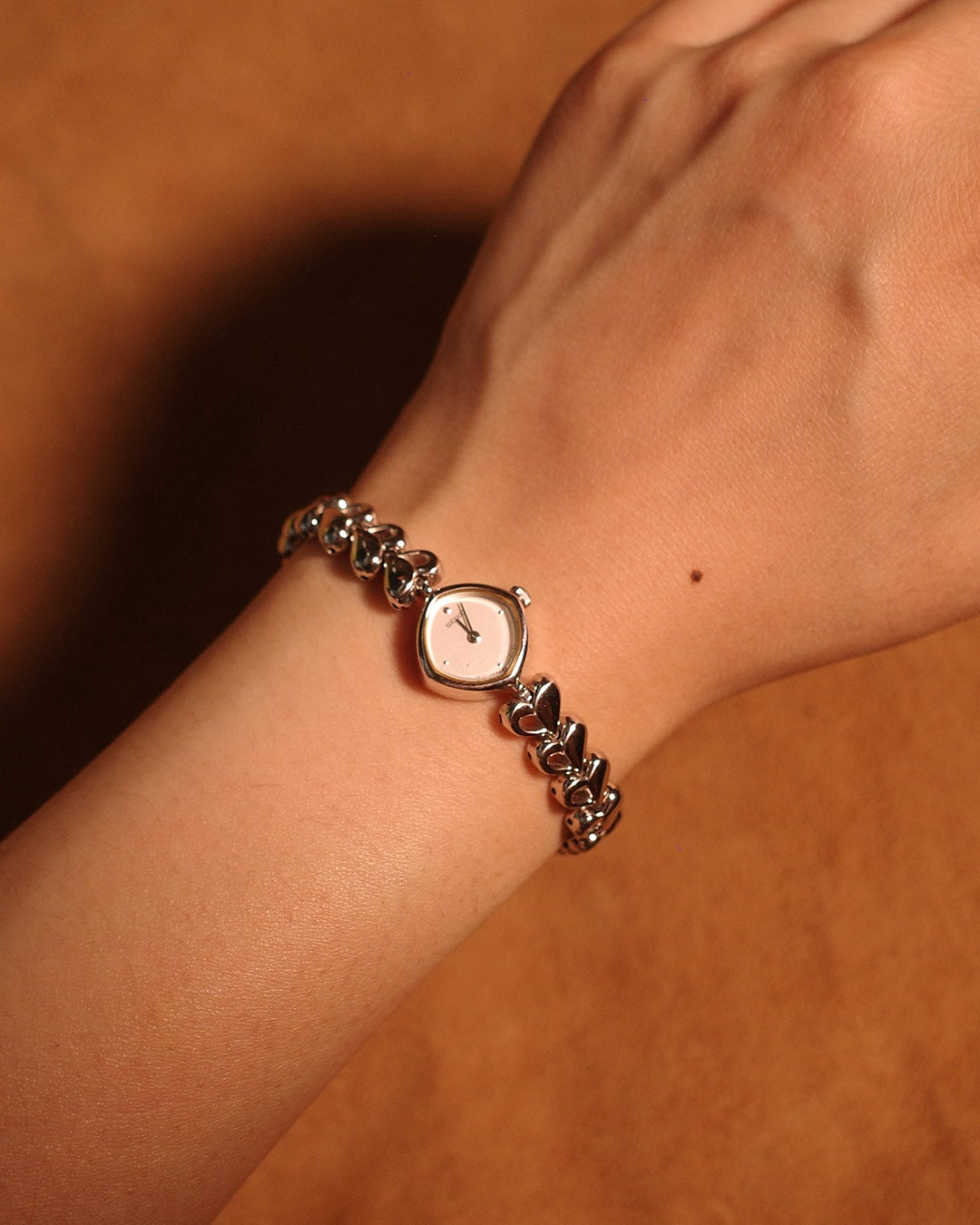 1987 Seiko sliver heart shape bracelet quartz watch 1E20-5280