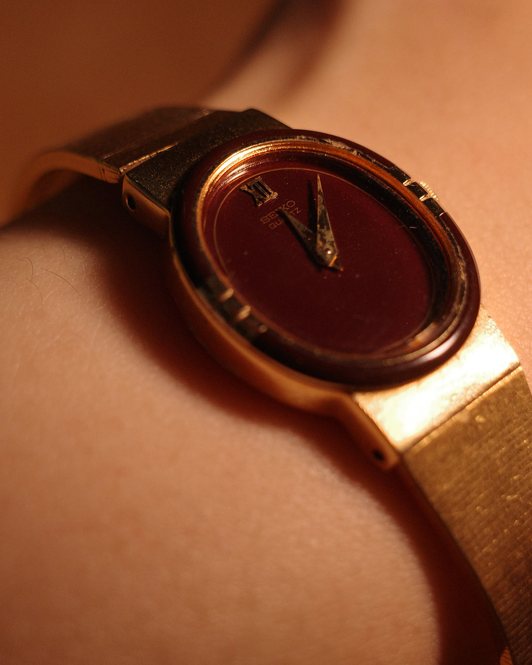 1983 Seiko Red oval shape quartz watch 1400-8360