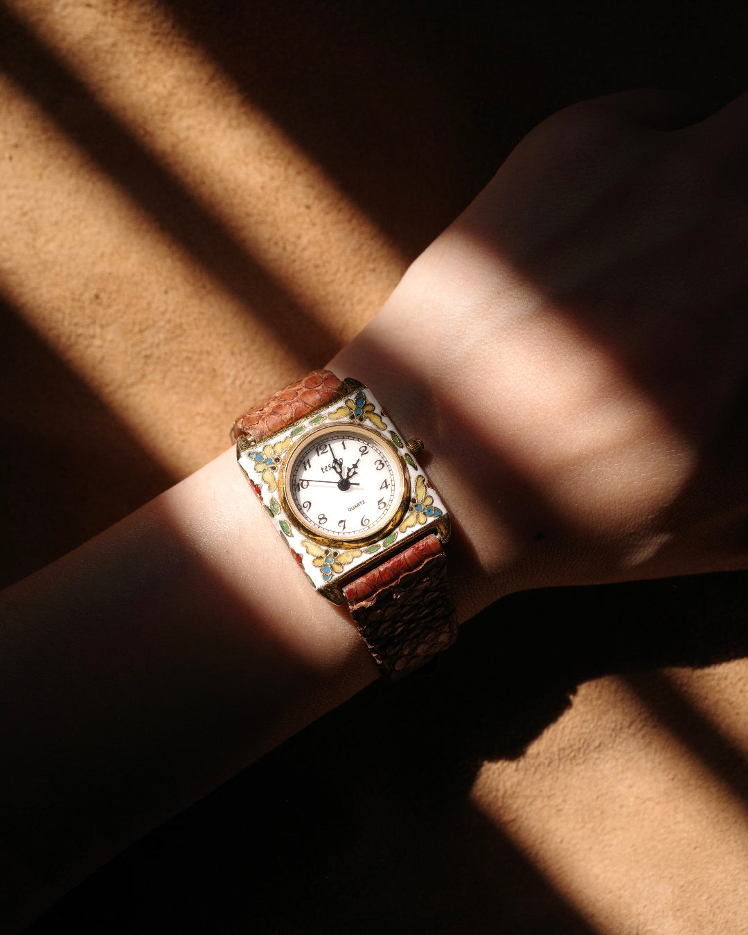 1990 tesoro enamel white flora style quartz watch