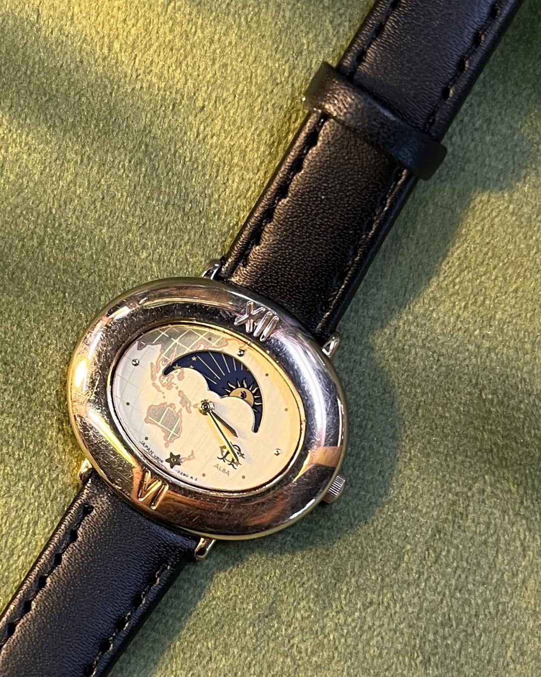 Vintage rare alba sun moonphase ellipse watch