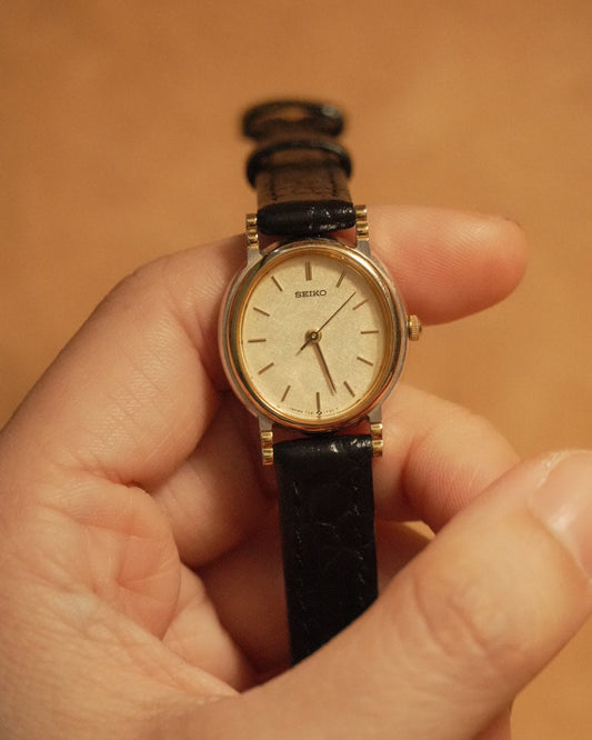 1986 Seiko small oval ladies size quartz watch 7321-6070