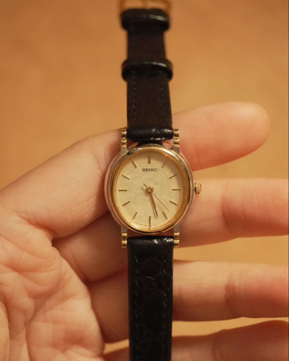 1986 Seiko small oval ladies size quartz watch 7321-6070