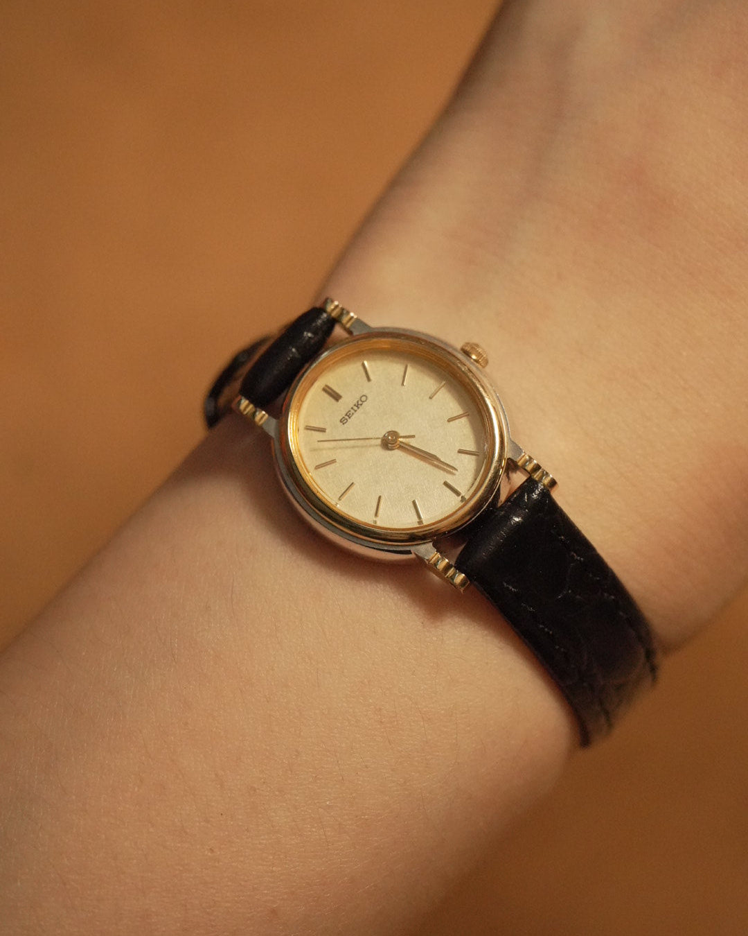 1986 Seiko small oval ladies size quartz watch 7321-6070