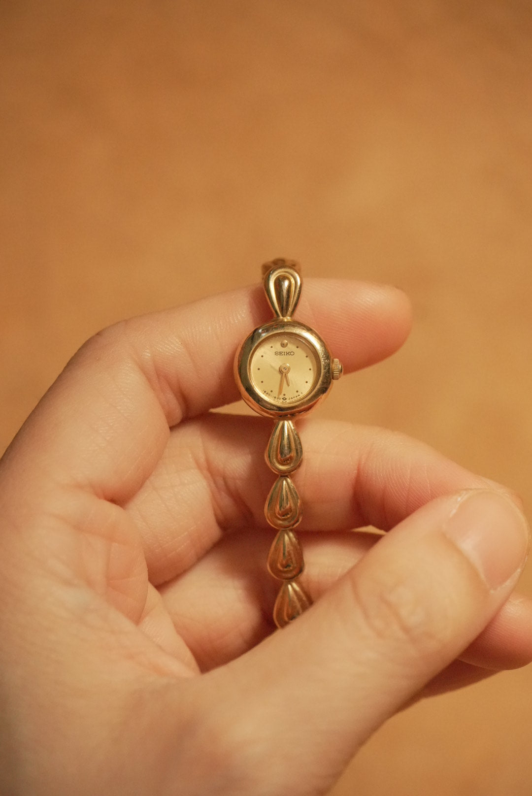 1987 Seiko water drop gold tone quartz watch 1e20-0540