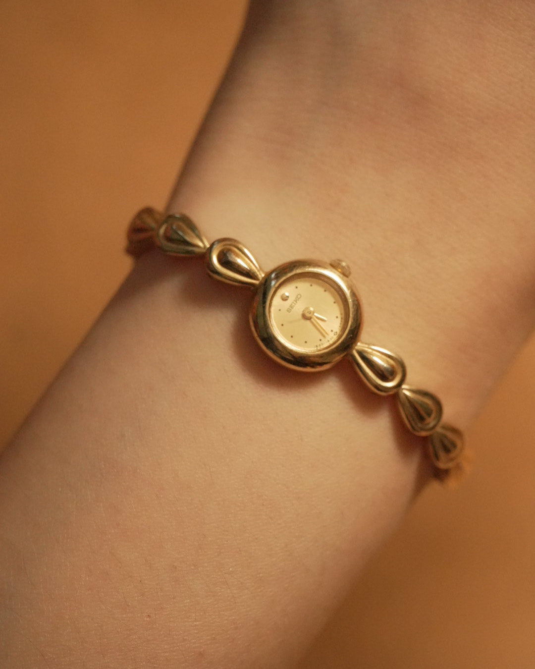 1987 Seiko water drop gold tone quartz watch 1e20-0540