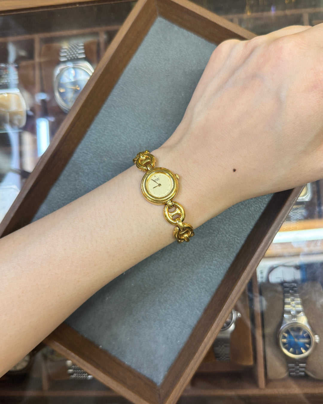 1980 Seiko gold tone bracelet chain watch 1n00-070