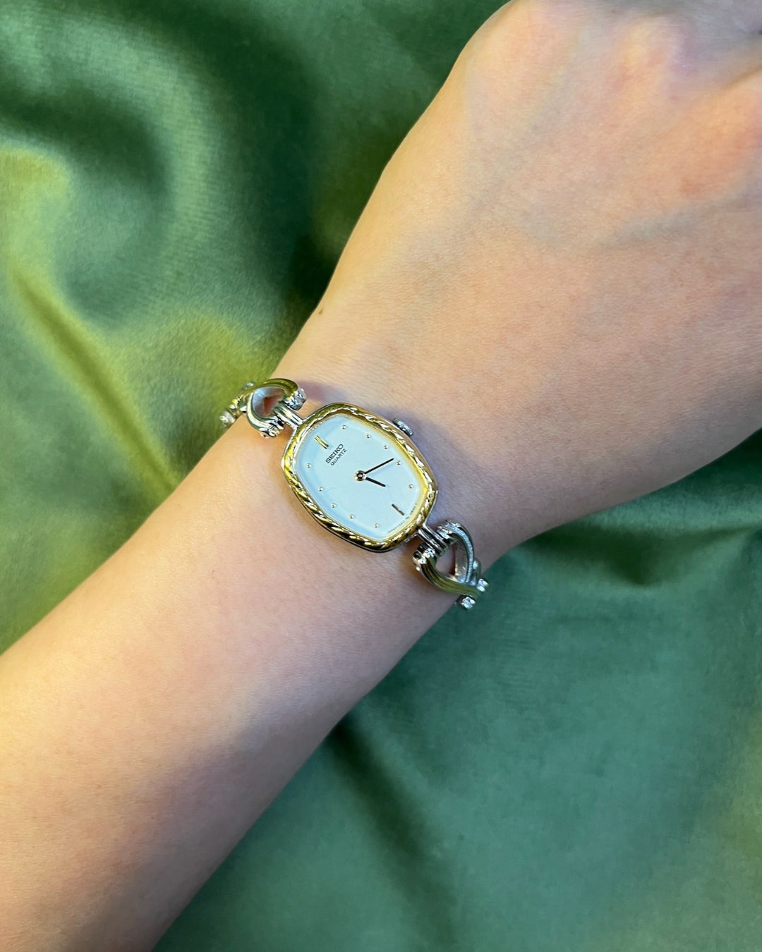 Vintage SEIKO 90s Bracelet two-tone 1320-5630 dainty ladies watch