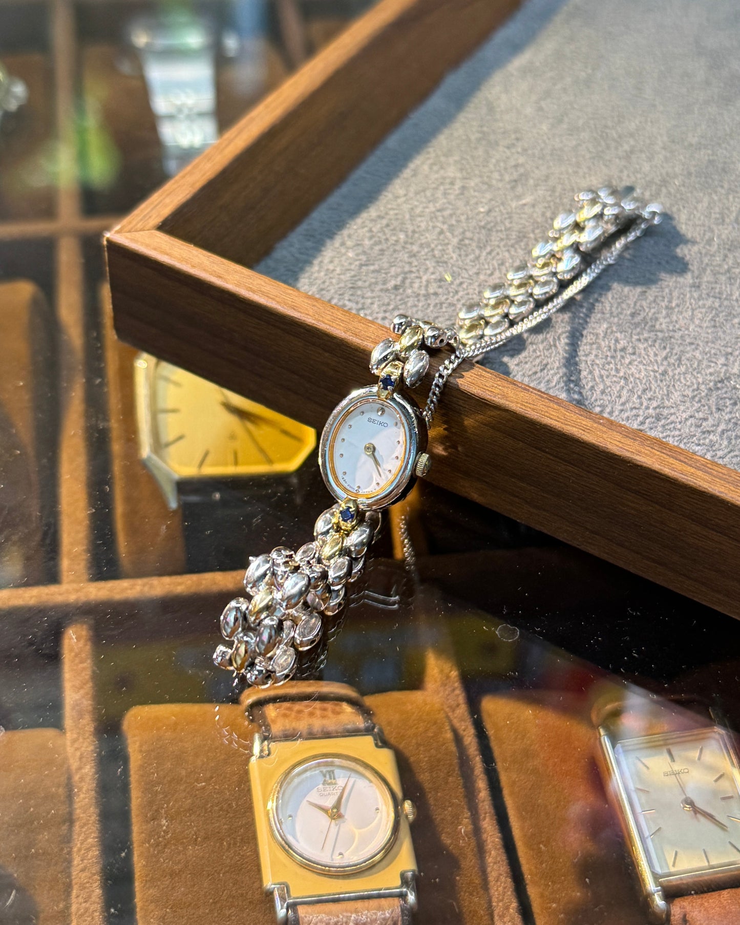 【Rare】Vintage 1980s Seiko Gold Tone Oval Case blue gemstone Bracelet Quartz Watch