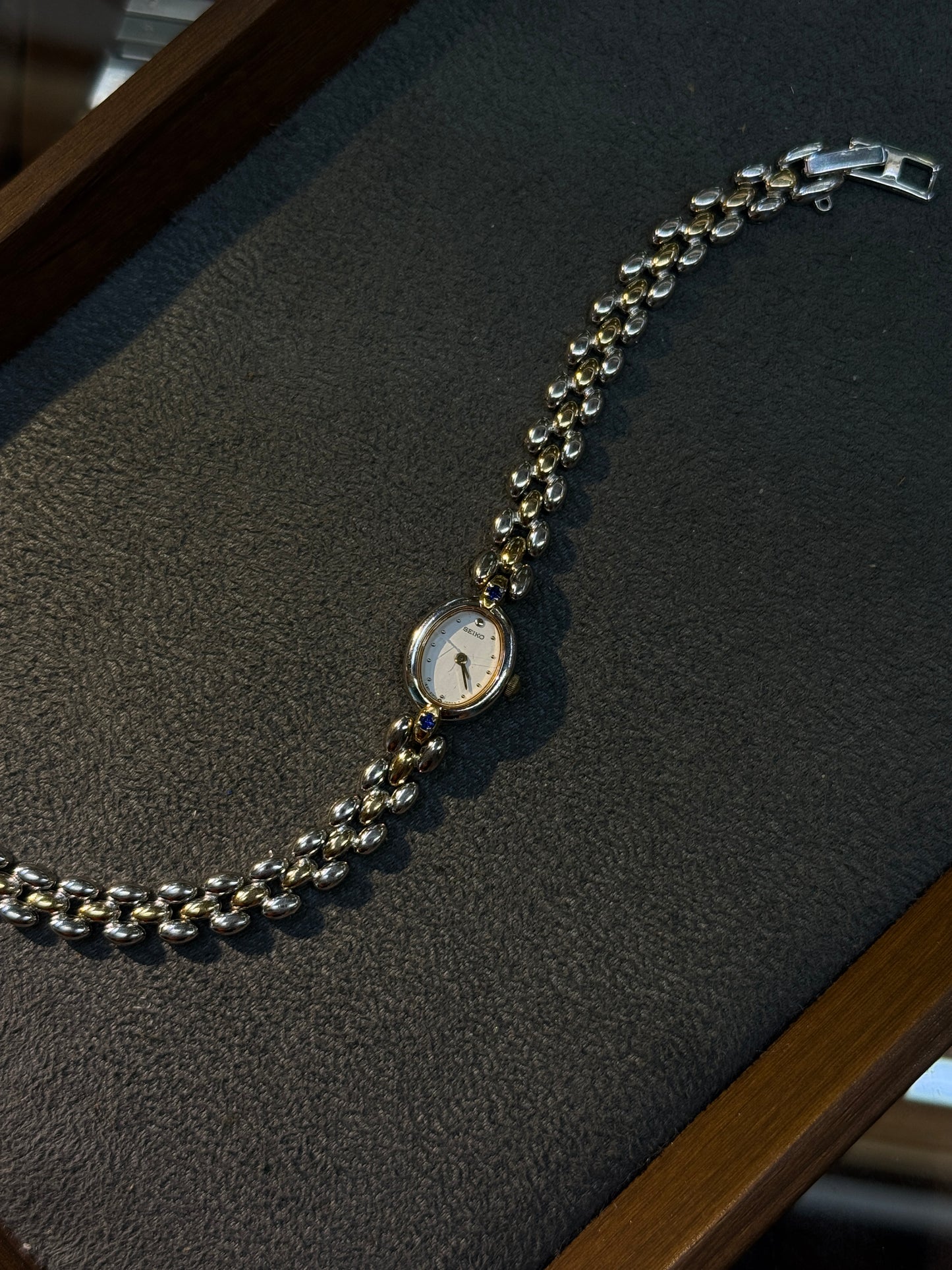 【Rare】Vintage 1980s Seiko Gold Tone Oval Case blue gemstone Bracelet Quartz Watch