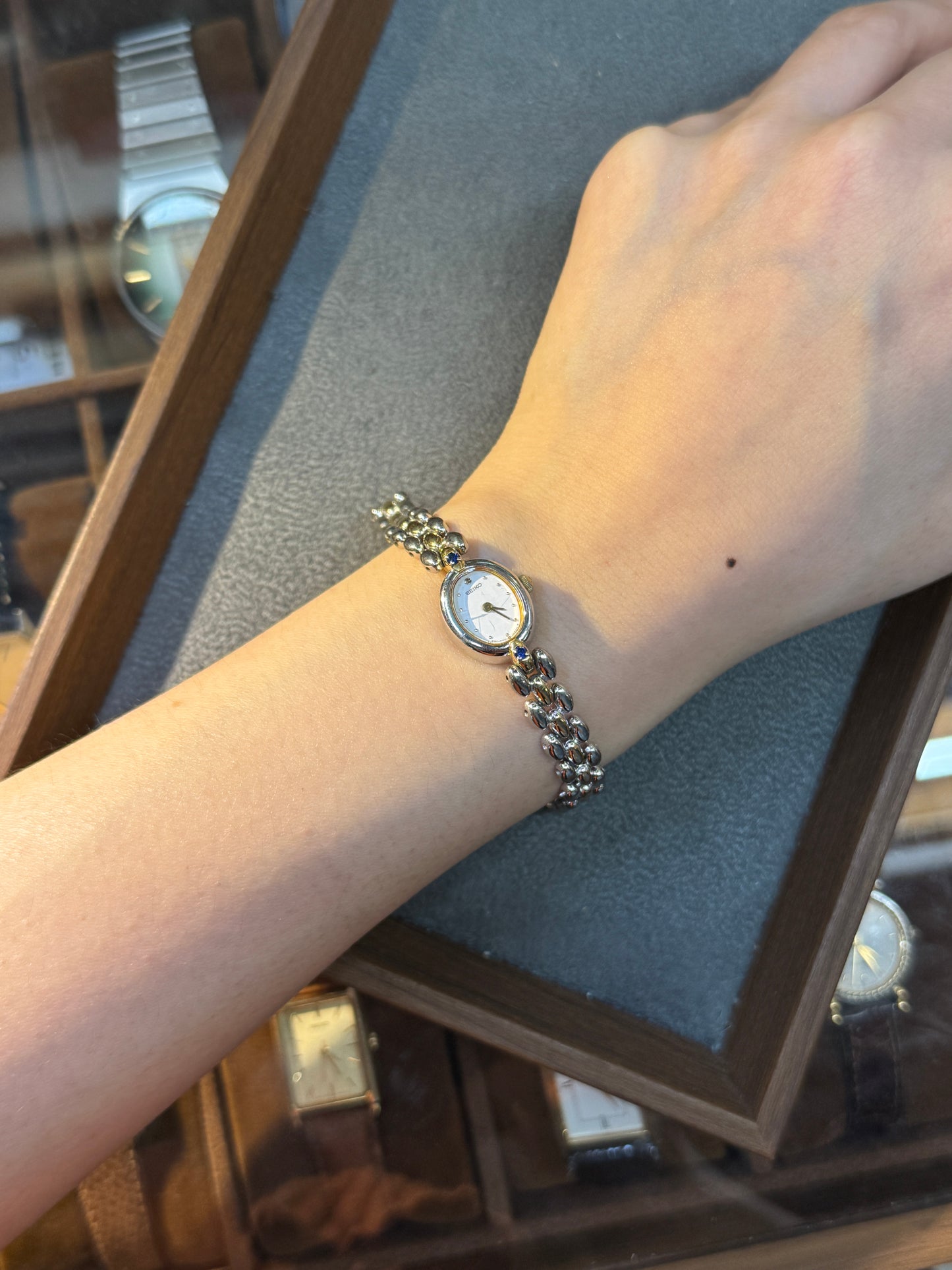 【Rare】Vintage 1980s Seiko Gold Tone Oval Case blue gemstone Bracelet Quartz Watch