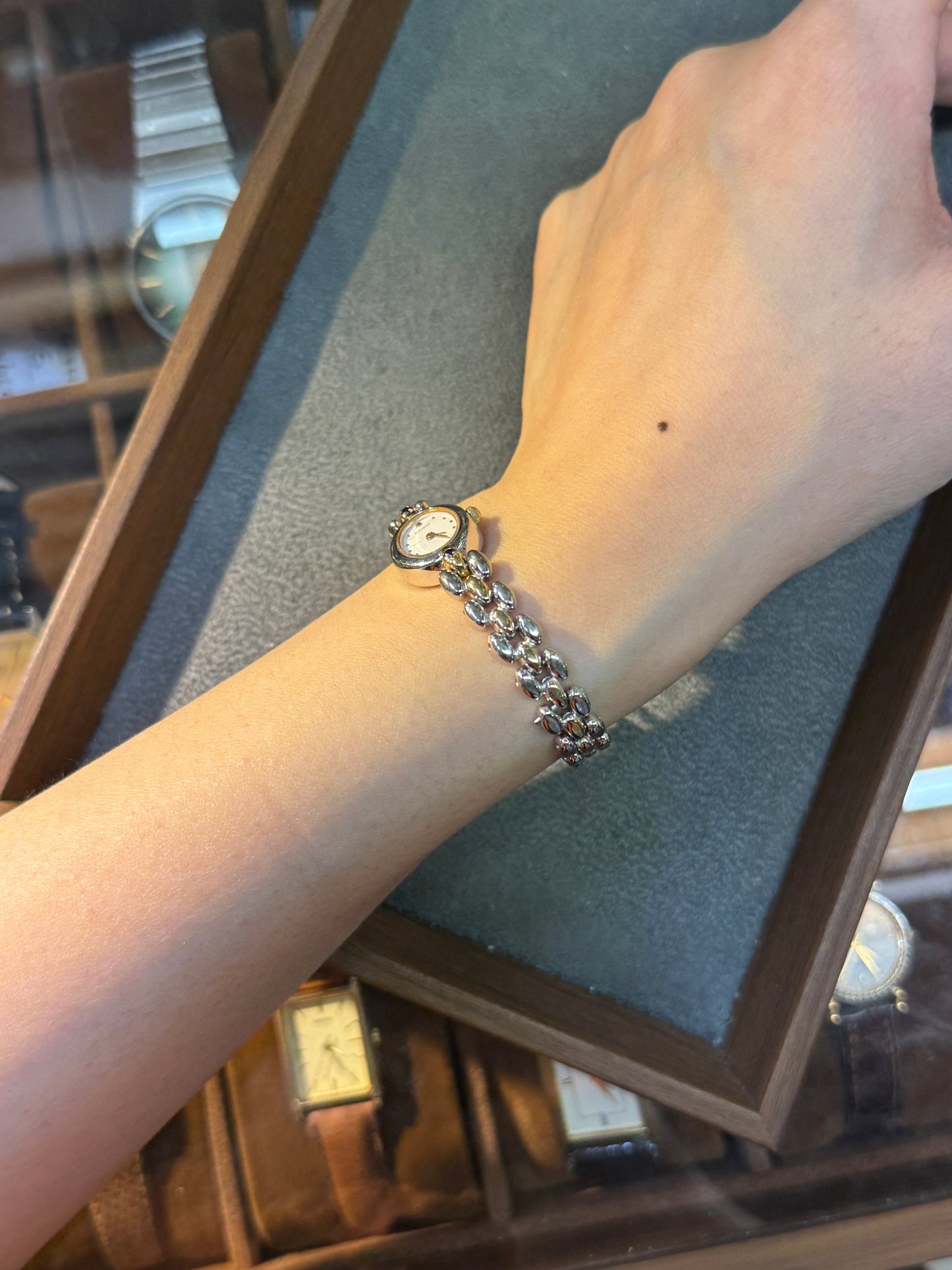 【Rare】Vintage 1980s Seiko Gold Tone Oval Case blue gemstone Bracelet Quartz Watch