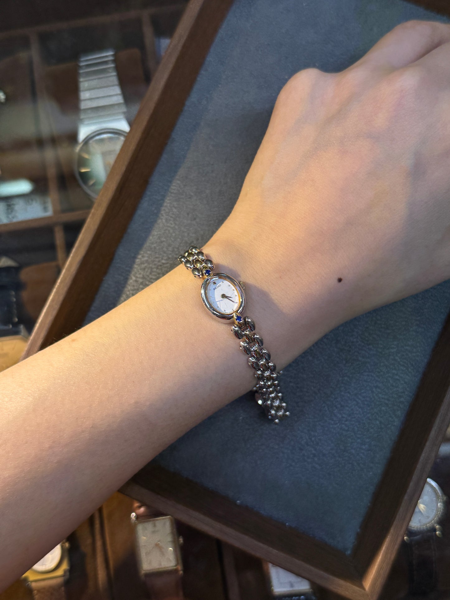 【Rare】Vintage 1980s Seiko Gold Tone Oval Case blue gemstone Bracelet Quartz Watch