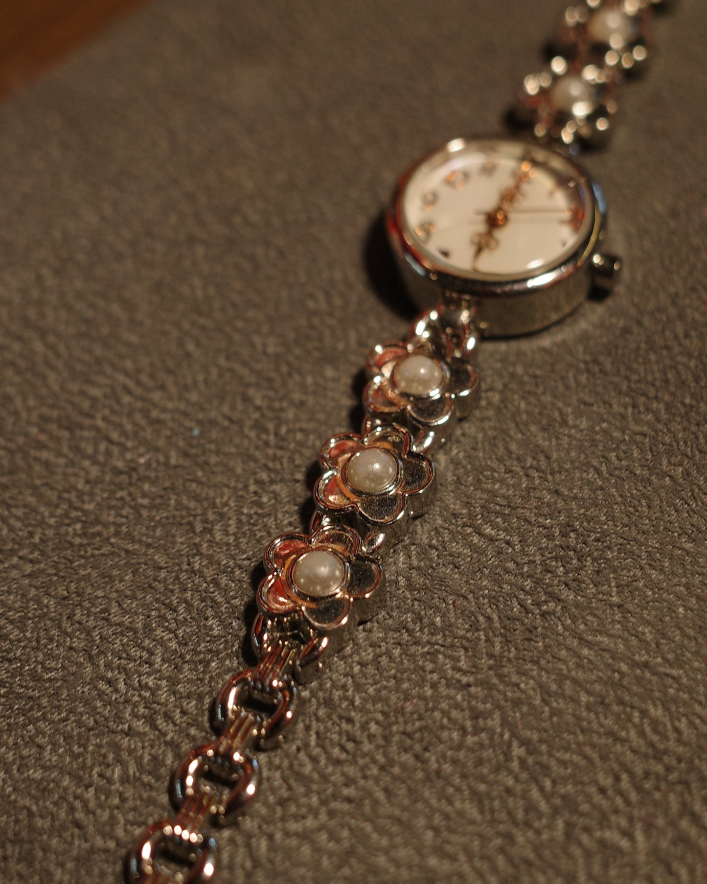 Ara Flower Chain Sliver Tone Watch