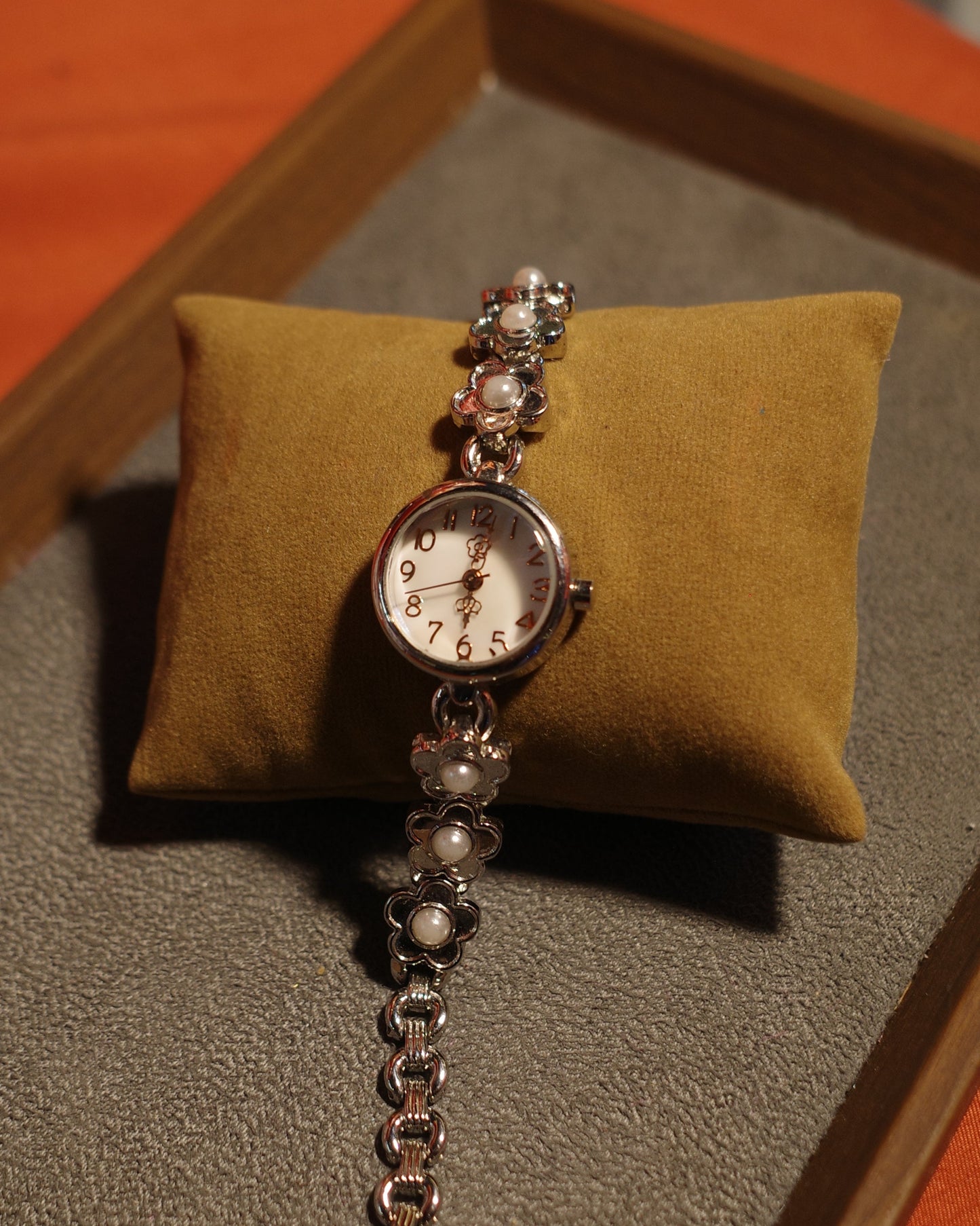 Ara Flower Chain Sliver Tone Watch