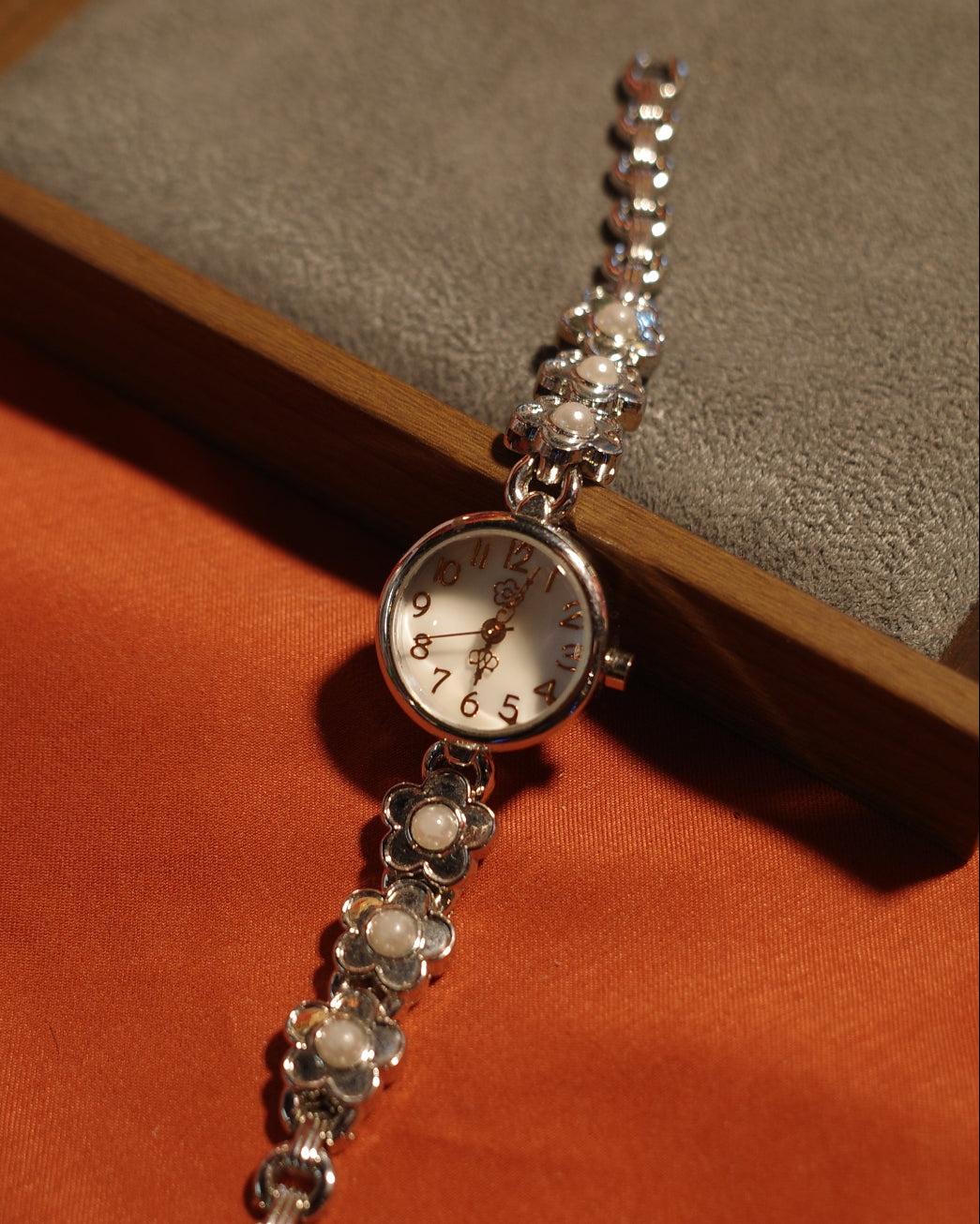 Ara Flower Chain Sliver Tone Watch