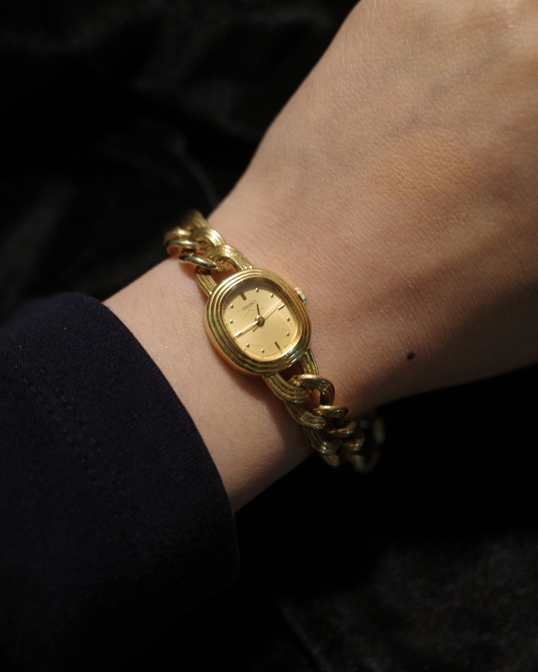 Vintage Seiko ellipse Oval shape gold-tone Bracelet Watch 2C21-5510 ellipse Oval shape