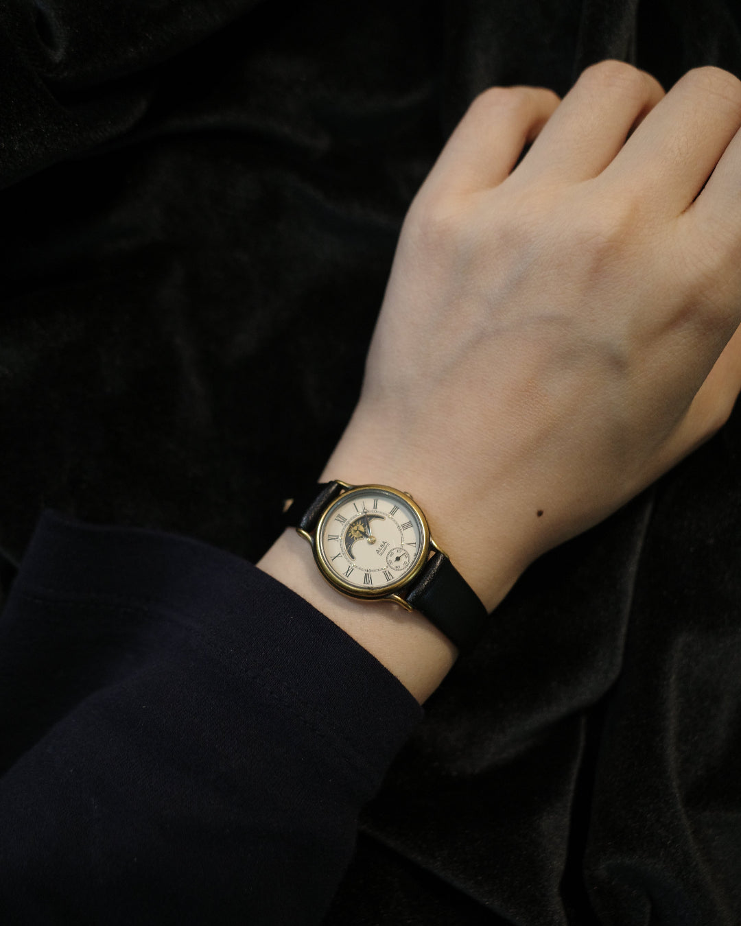 Vintage Seiko Alba sun moonphase watch ladies v806-0060 Small Second