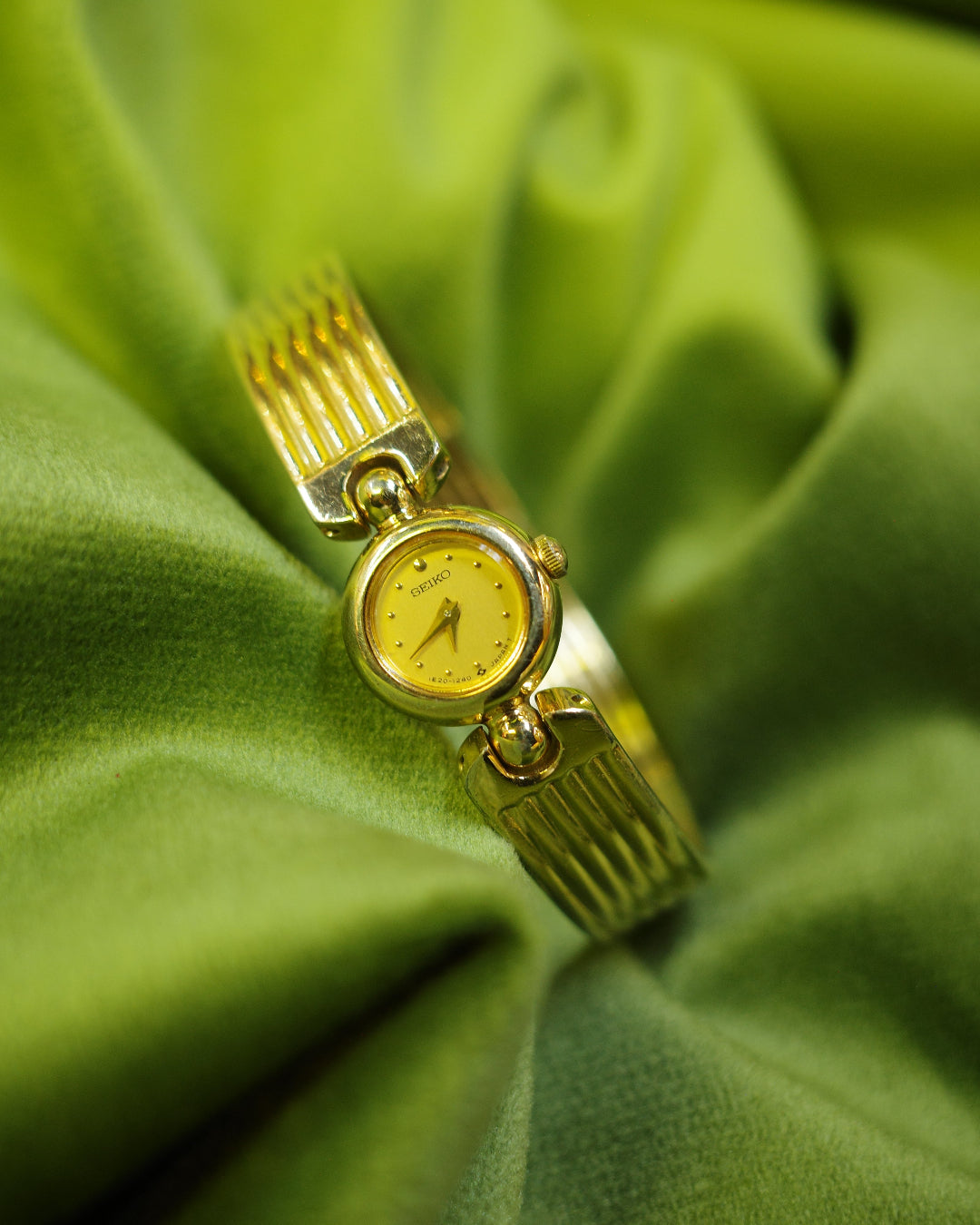 Vintage Seiko 1E20-0380 Tiny gold cuff watch