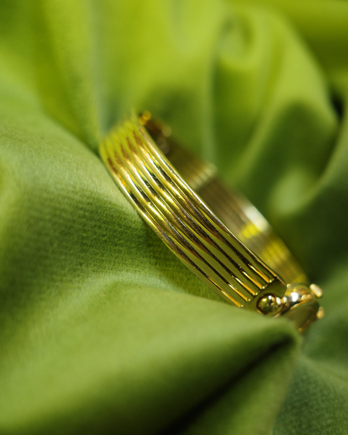 Vintage Seiko 1E20-0380 Tiny gold cuff watch