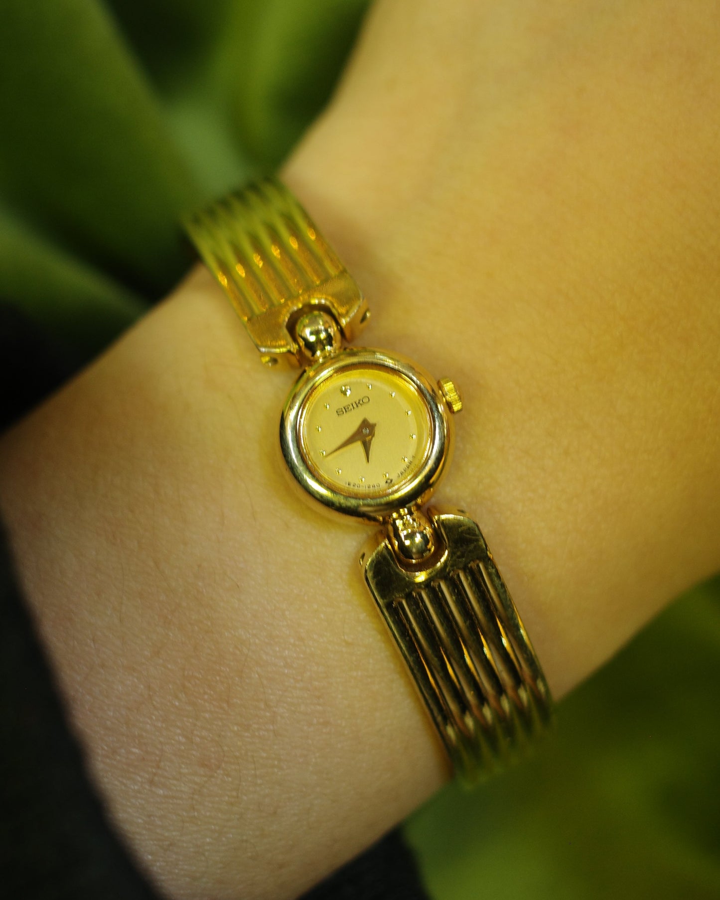 Vintage Seiko 1E20-0380 Tiny gold cuff watch