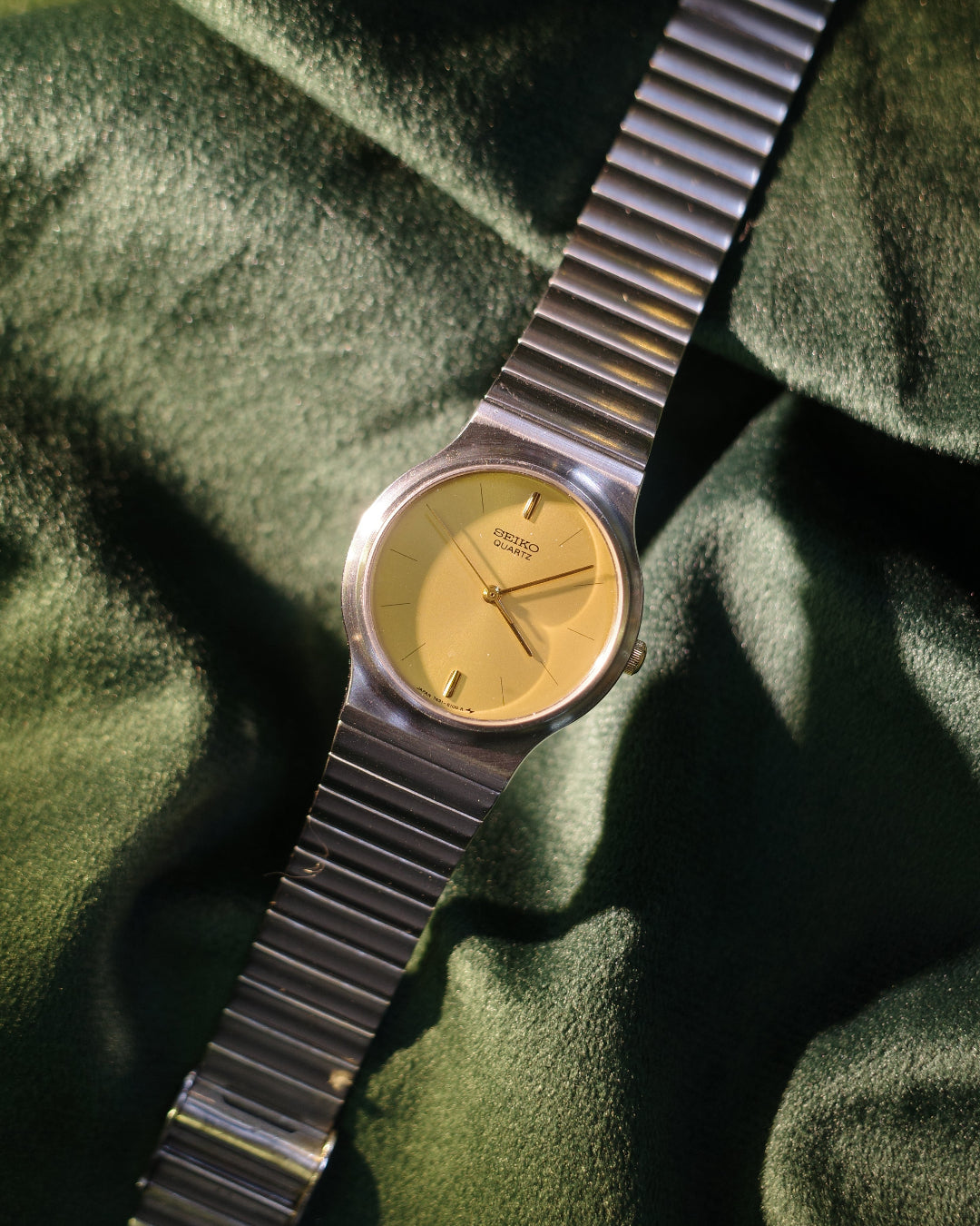 Vintage Seiko 2C21-0210 round dial silver tone watch Mint