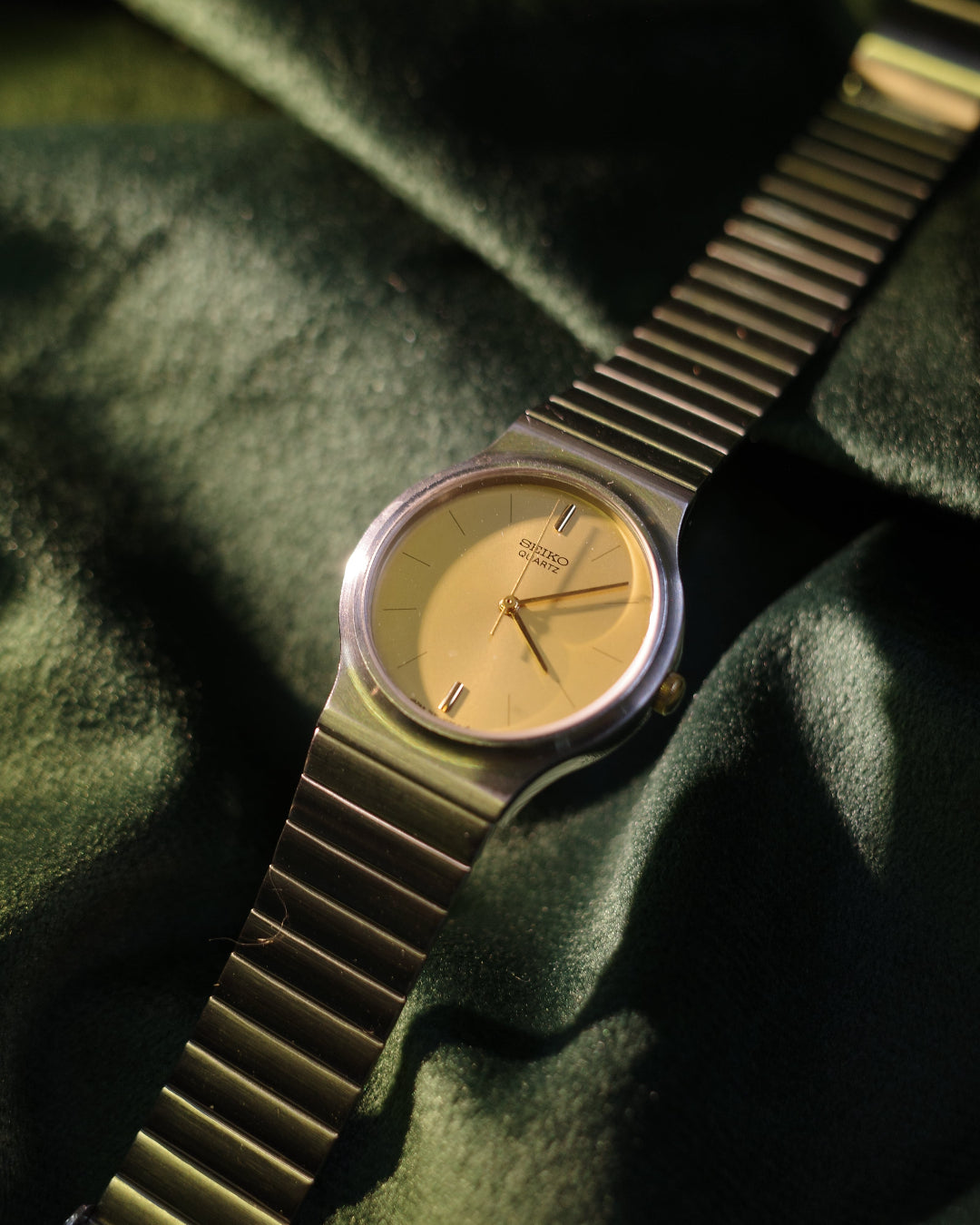 Vintage Seiko 2C21-0210 round dial silver tone watch Mint