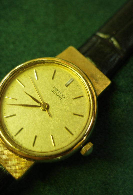 Vintage SEIKO 1982 round dial leather Ladies Quartz watch 2c21-0060