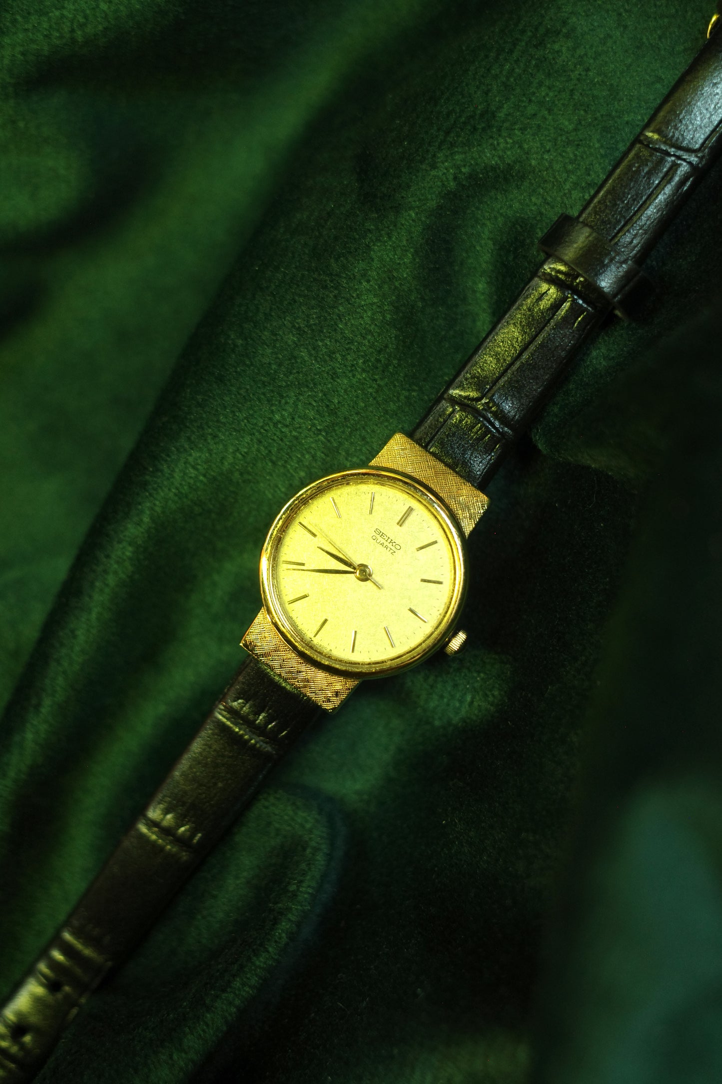 Vintage SEIKO 1982 round dial leather Ladies Quartz watch 2c21-0060