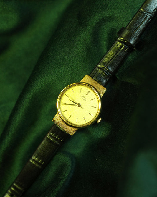 Vintage Seiko 1982 round dial leather Ladies Quartz watch 2c21-0060