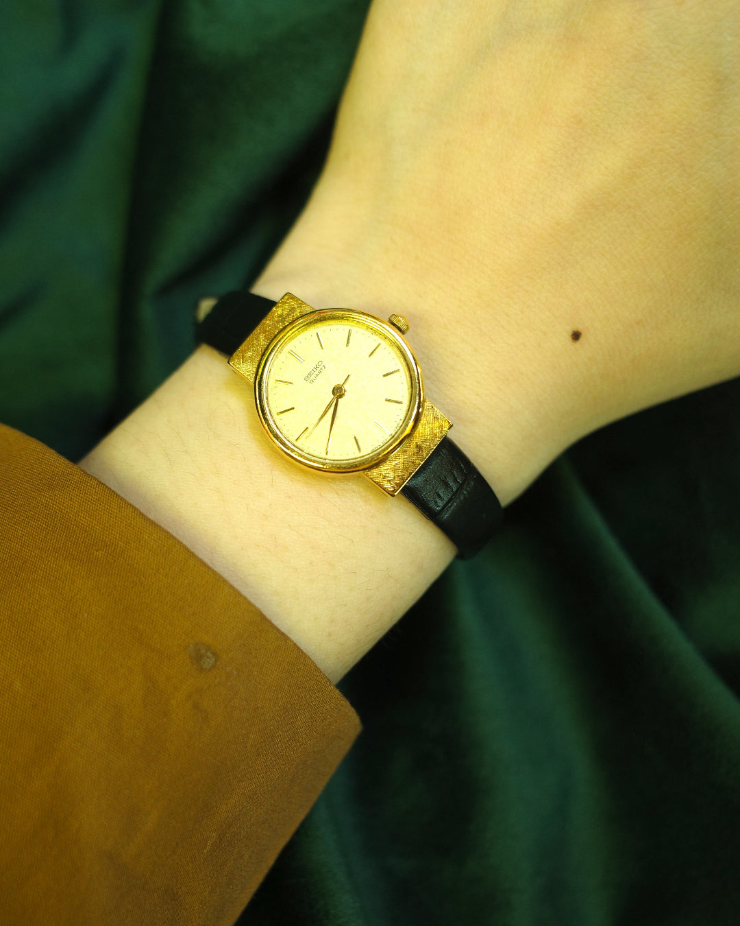 Vintage Seiko 1982 round dial leather Ladies Quartz watch 2c21-0060