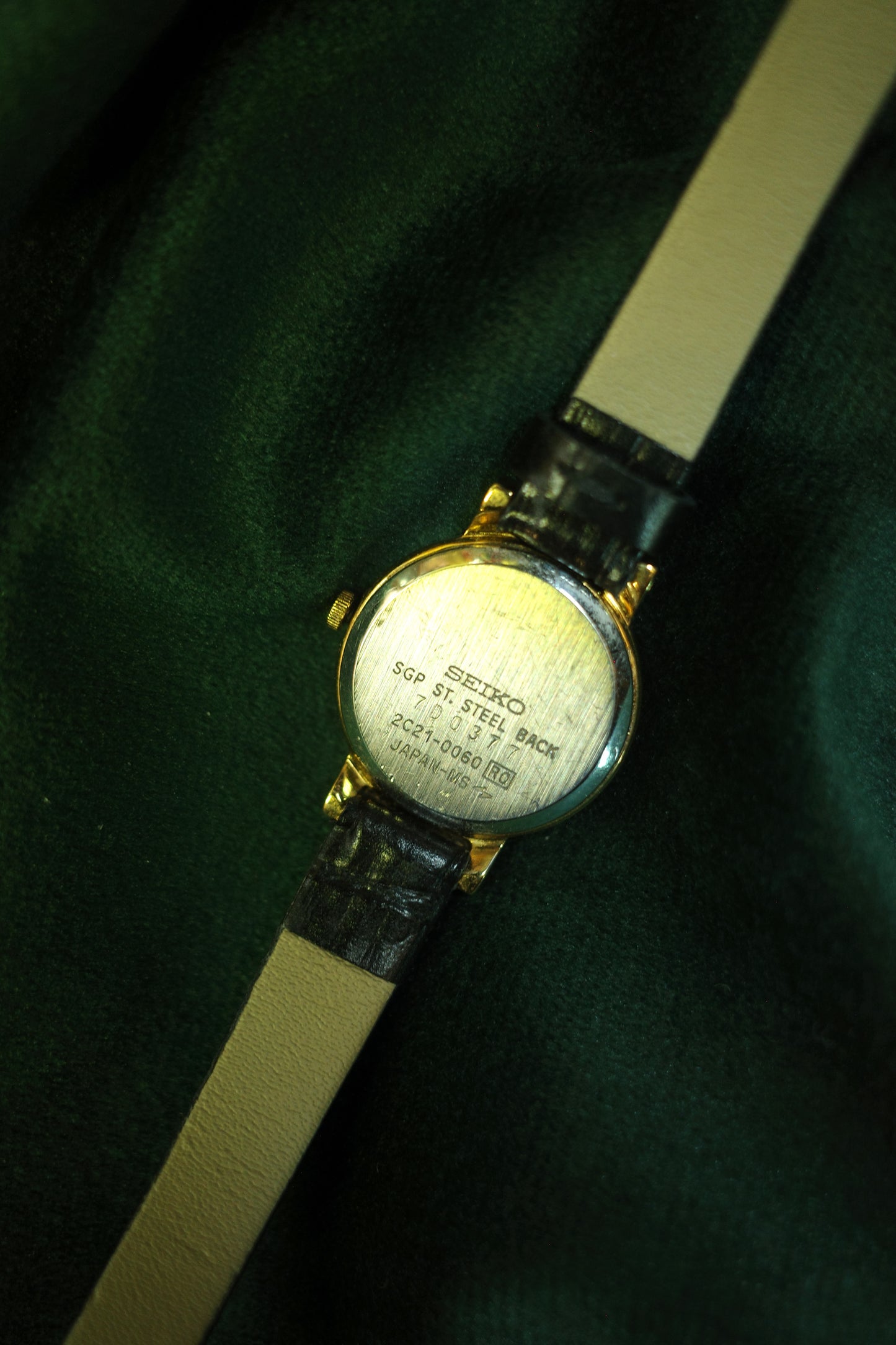 Vintage SEIKO 1982 round dial leather Ladies Quartz watch 2c21-0060