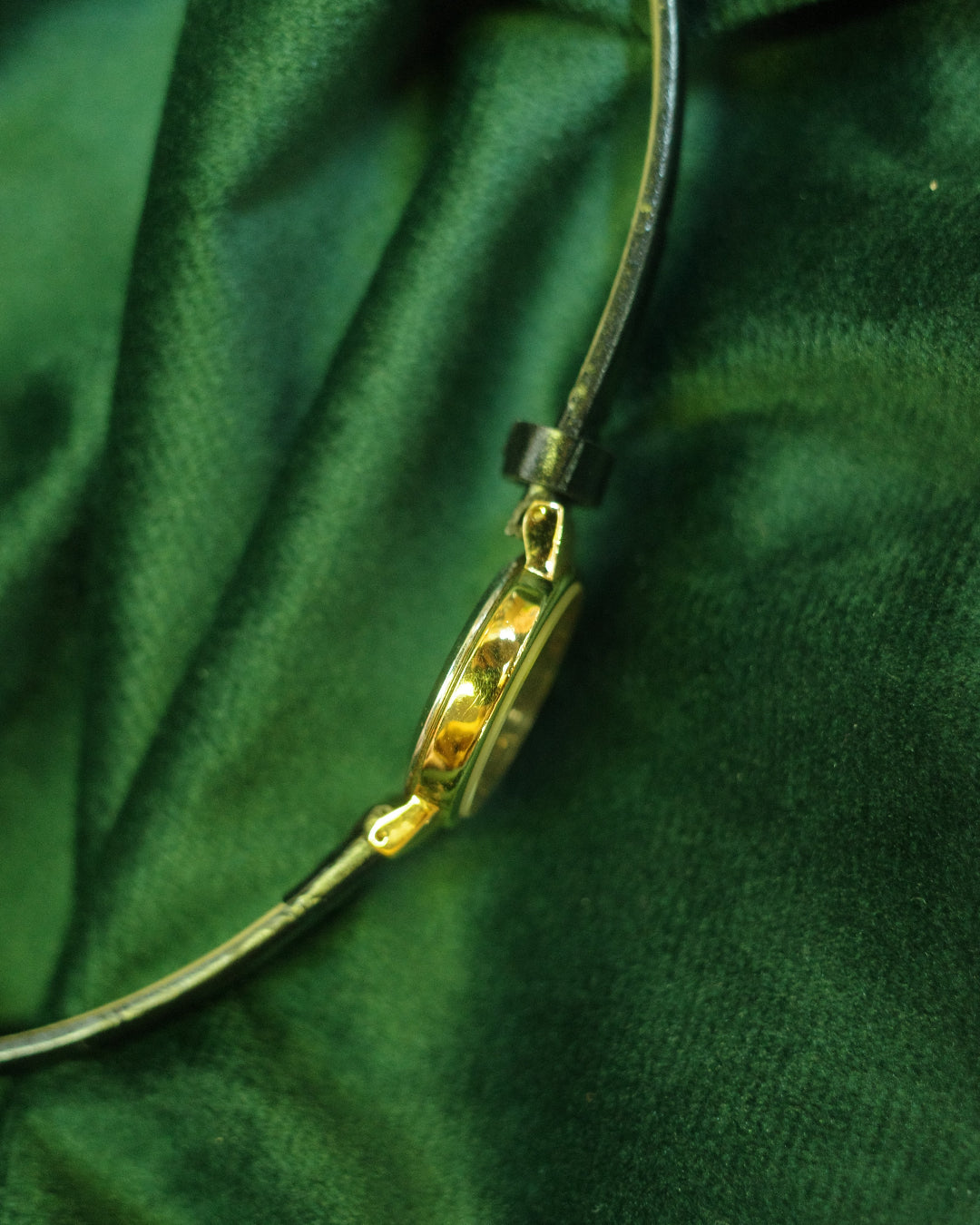 Vintage Seiko 1982 round dial leather Ladies Quartz watch 2c21-0060