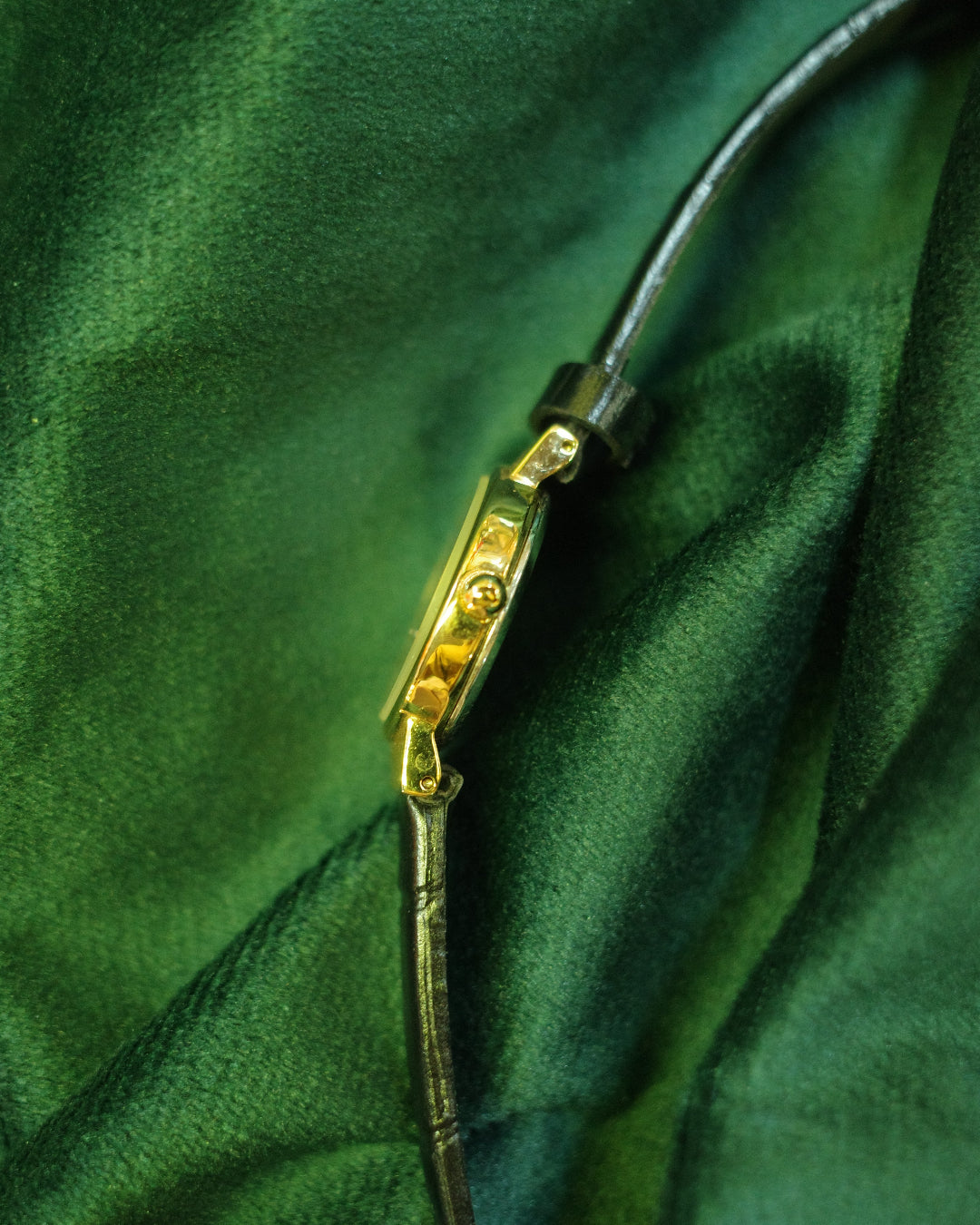 Vintage Seiko 1982 round dial leather Ladies Quartz watch 2c21-0060