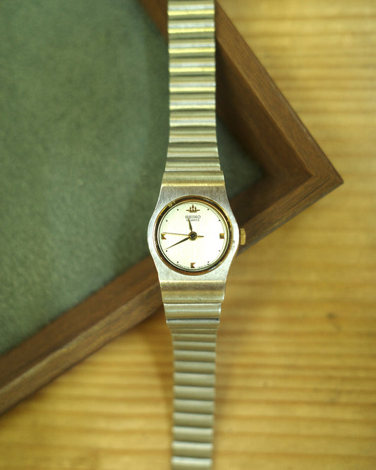 Vintage Seiko Galaxy Silver small circle dial watch 2Y01-0130