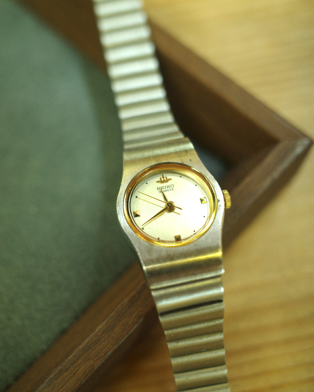 Vintage Seiko Galaxy Silver small circle dial watch 2Y01-0130