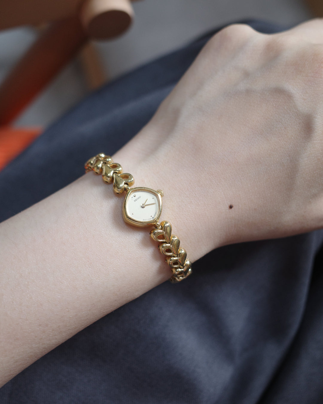 Vintage Seiko 1996 Ladies Gold-Tone Heart Pattern Quartz Watch 1e20-5280