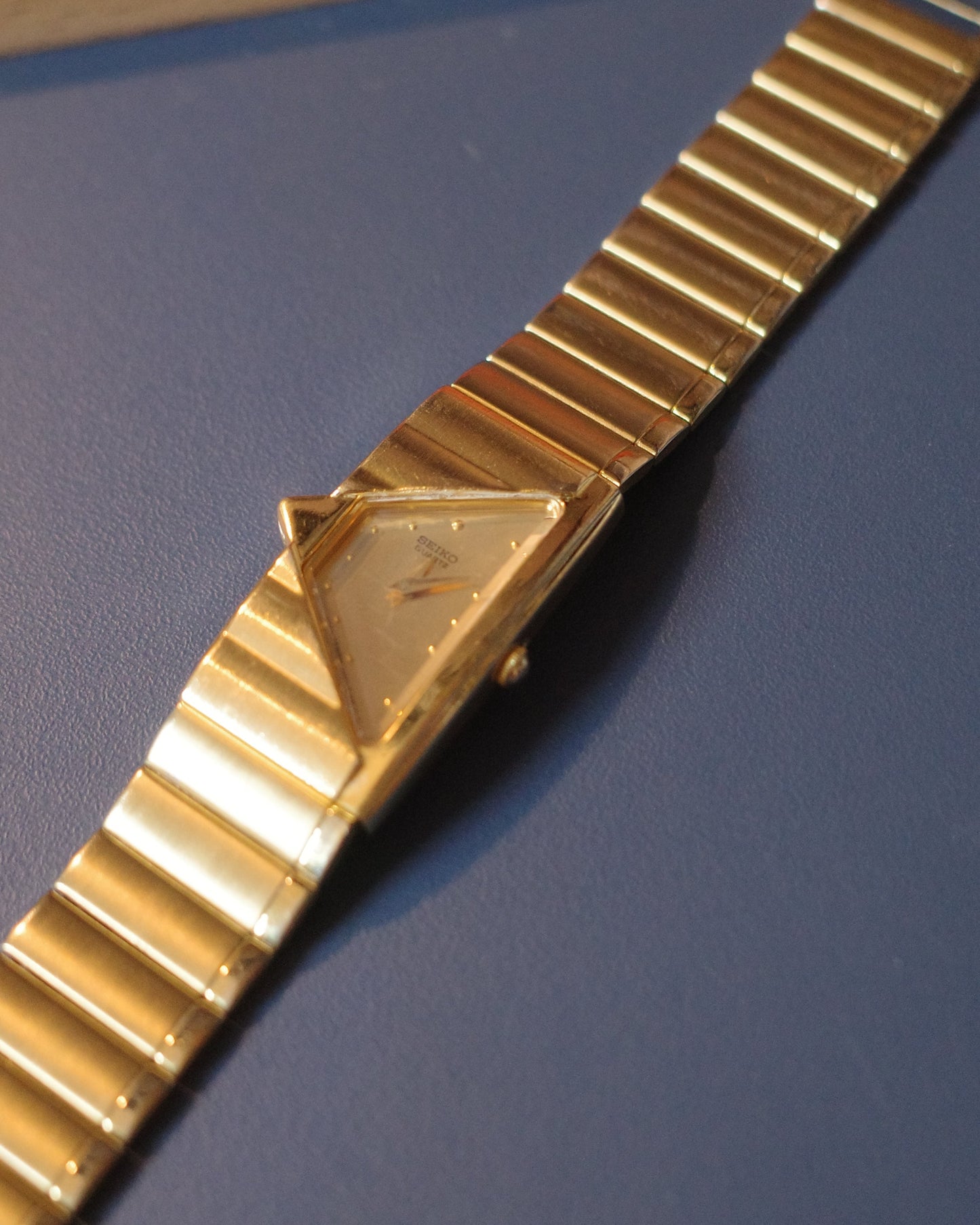 【 Rare Found 】Seiko Triangle halfmoon Quartz movement watch