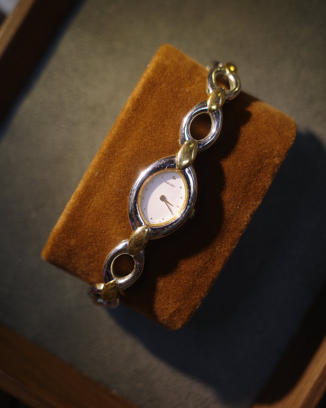 1986 Seiko two tone leaf shaped quartz watch 2e20-5450