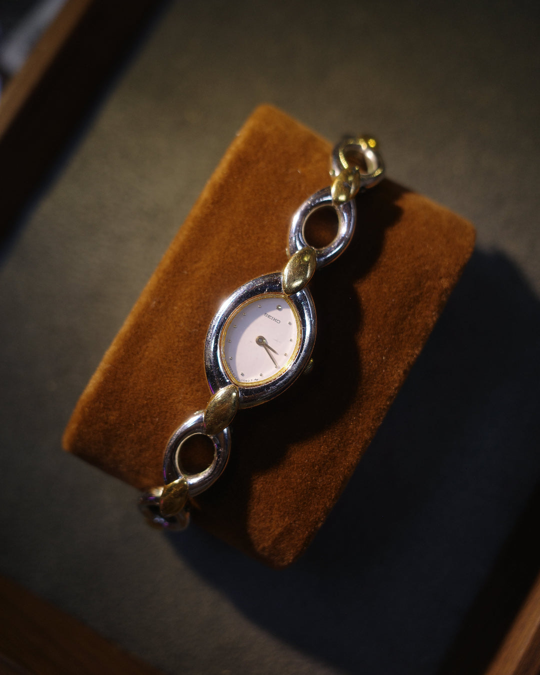 1986 Seiko two tone leaf shaped quartz watch 2e20-5450