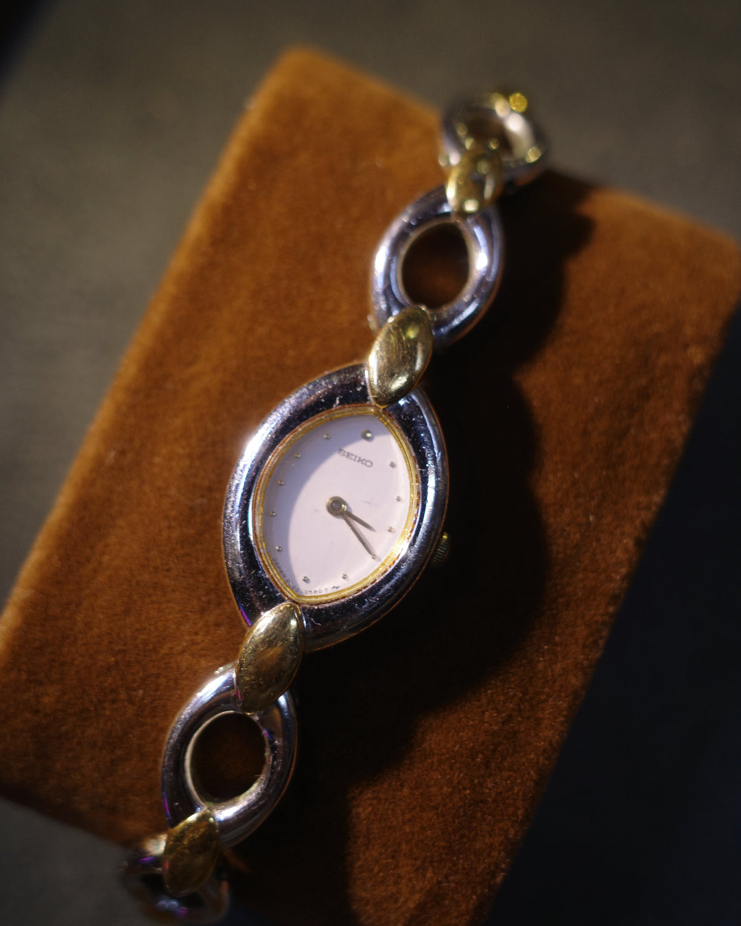 1986 Seiko two tone leaf shaped quartz watch 2e20-5450