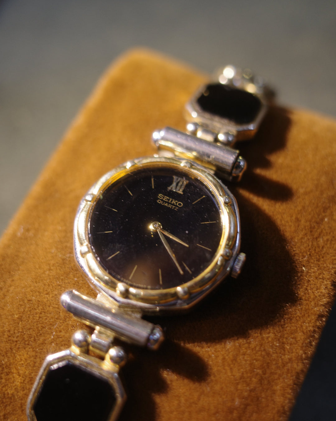 1981 Seiko Flora shape black face quartz watch