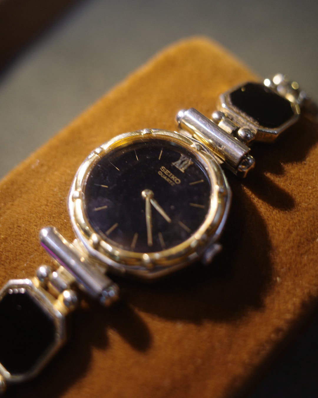 1981 Seiko Flora shape black face quartz watch