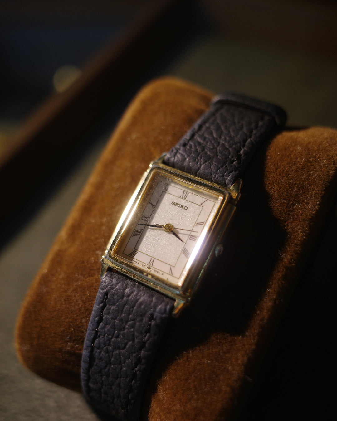 1987 seiko roman numerals small tank quartz watch 7321-5660