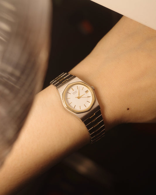 1986 seiko small octagon white face date day quartz watch 2a22-0100