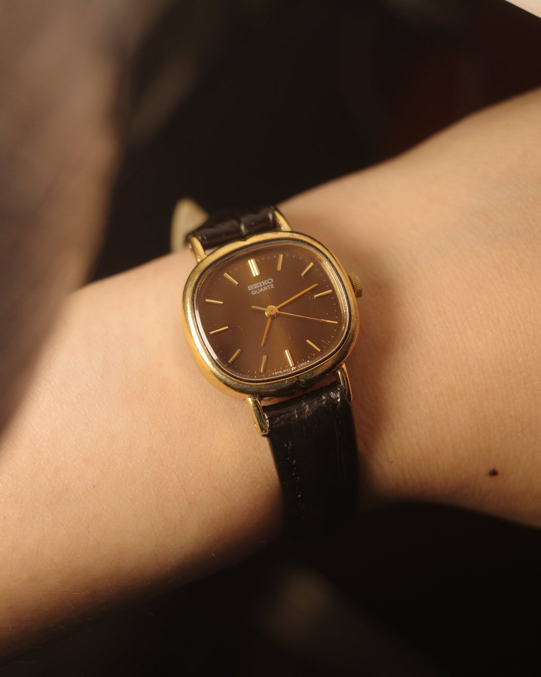 1981 Seiko Brown dial lady base metal St Steel back quartz watch 1421-5190