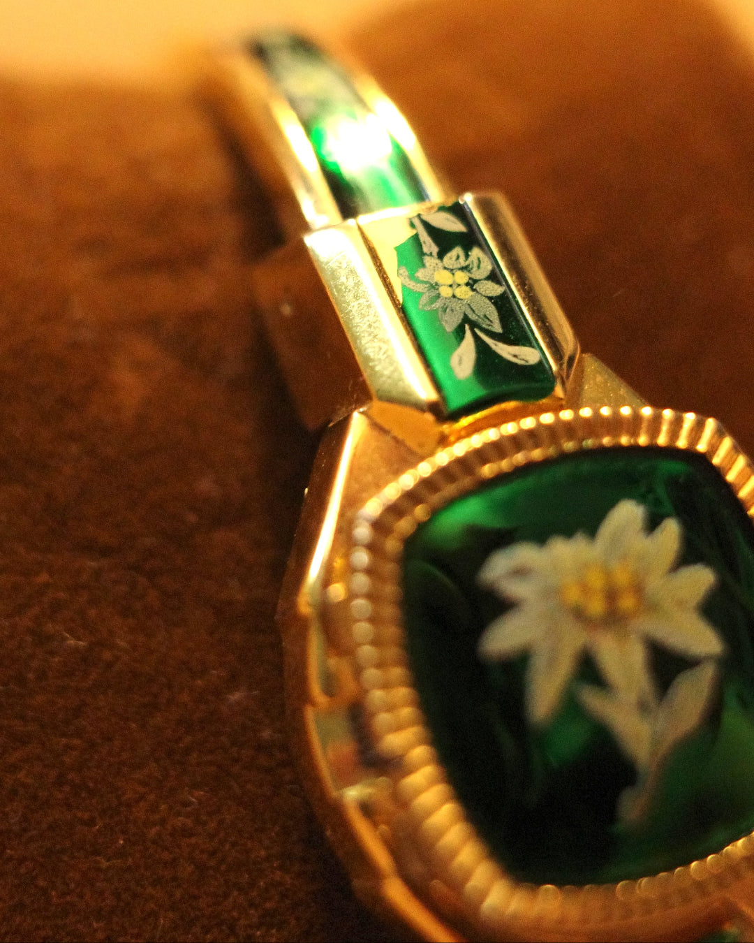 【 Swiss Made 】1990 itraco daisy green colour bangle watch