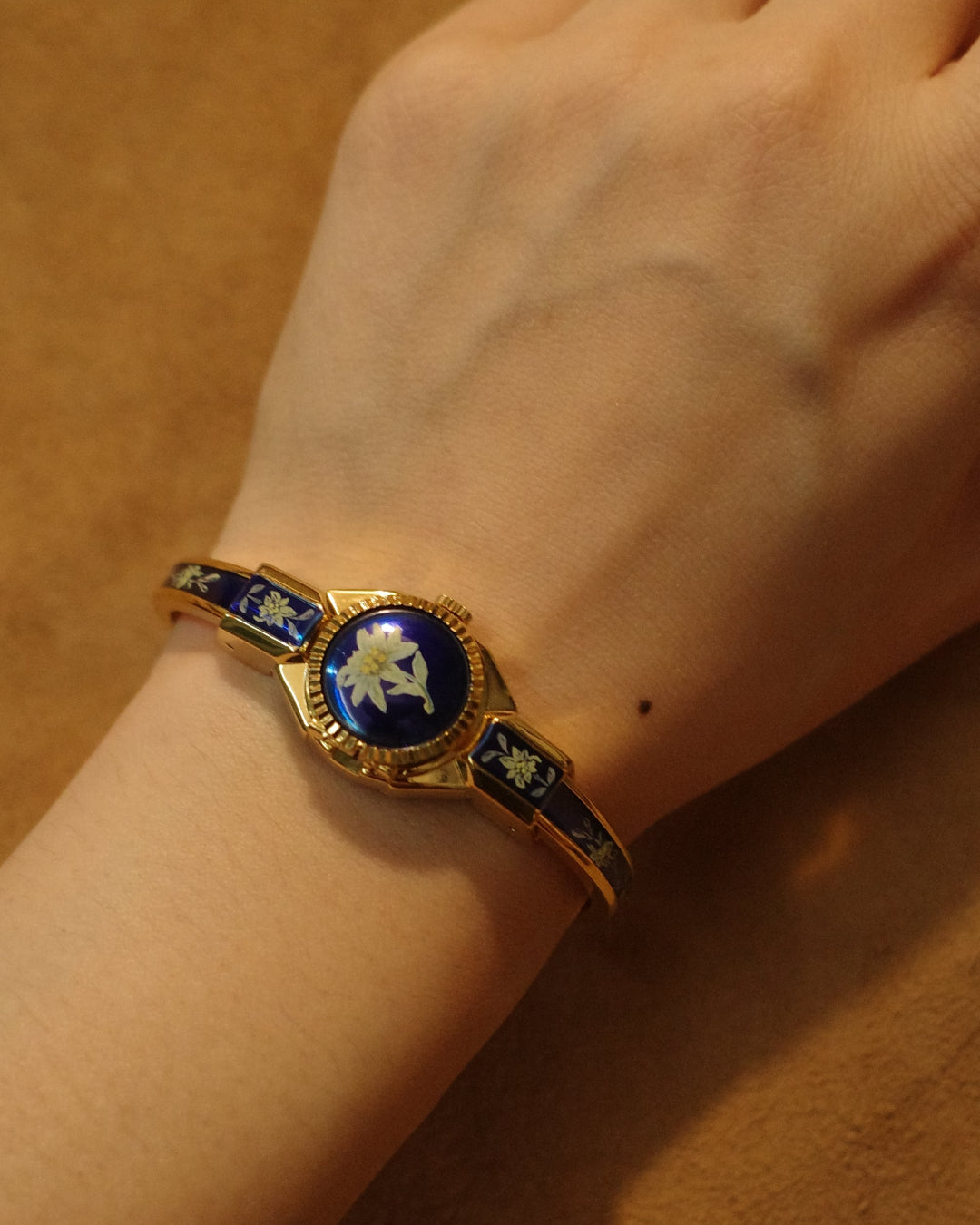 【 Swiss Made 】1990 B watch royal blue daisy bangle quartz watch