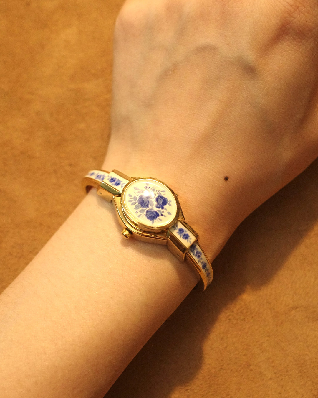 【 Swiss Made 】1990 Andre Mouche blue rose white bangle watch